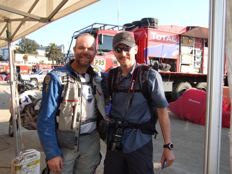 Valparaiso. Highlight Dakar Rallye 2009. Die Rallye hatte hier ihren Ruhetag. Ich bekam über einen Reporter von Auto Motor und Sport einen Presseausweis und konnte direkt ins Fahrerlager. Simon Pavey kennen wir von der DVD Race to Dakar als er mit Charley Boorman 2006 die Rallye fuhr.